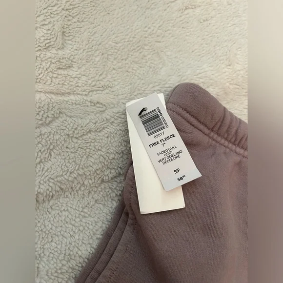 NWT Wilfred Free Aritzia Free Fleece 7 inch sweat short - Picture 2 of 3